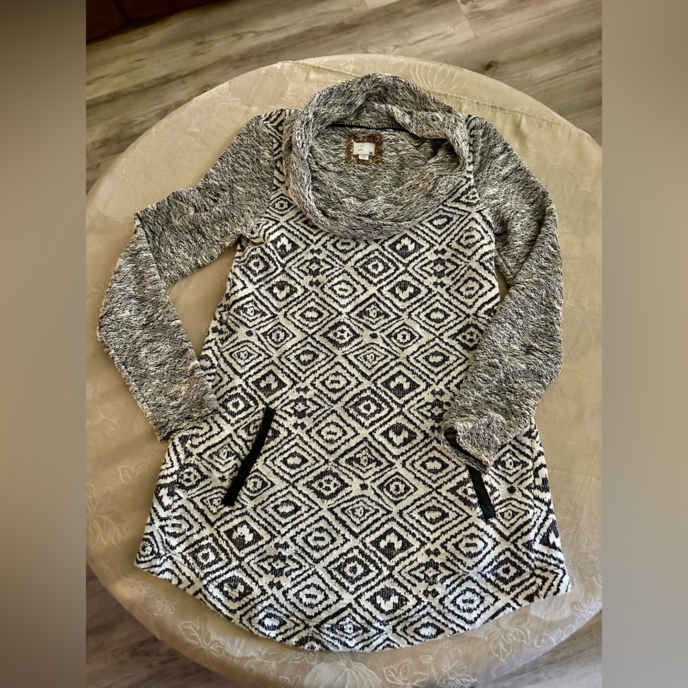 Anthropology 9-HIS S’C Tunic Sweater. Black and Off White. Size Medium